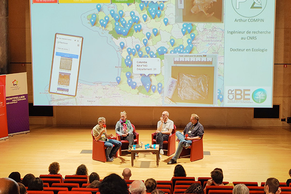 4 personnes sont assises sur la scène de l'auditorium de la médiathèque Émile Zola et participent à une table ronde.